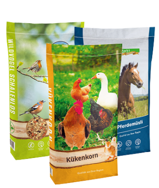 Drei Futtersäcke: Kükenkorn, Wildvogel Schalenlos und Pferdemüsli Drei Futtersäcke: Kükenkorn, Wildvogel Schalenlos und Pferdemüsli